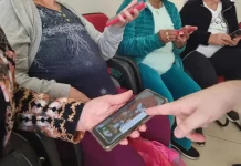 Curso gratuito de inclusão digital para idosos abre inscrições em São José Idosos participando do curso de inclusão digital