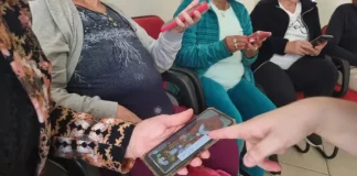 Idosos participando do curso de inclusão digital