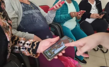 Curso gratuito de inclusão digital para idosos abre inscrições em São José Idosos participando do curso de inclusão digital