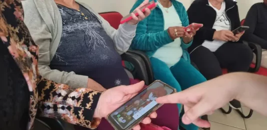 Idosos participando do curso de inclusão digital