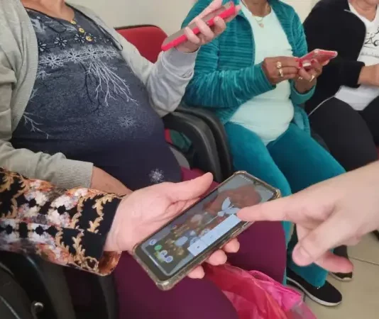Curso gratuito de inclusão digital para idosos abre inscrições em São José Idosos participando do curso de inclusão digital