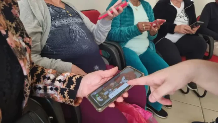 Idosos participando do curso de inclusão digital