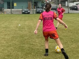 Atletas femininas disputam partida de futebol de campo nos Jogos Escolares 2026 em São José, promovendo esporte e integração entre estudantes
