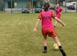 São José abre inscrições para os Jogos Escolares 2026 Atletas femininas disputam partida de futebol de campo nos Jogos Escolares 2026 em São José, promovendo esporte e integração entre estudantes