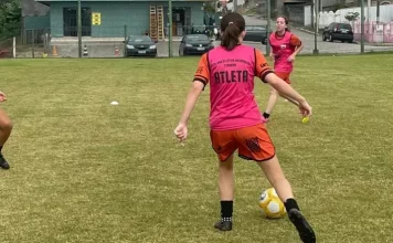 São José abre inscrições para os Jogos Escolares 2026 Atletas femininas disputam partida de futebol de campo nos Jogos Escolares 2026 em São José, promovendo esporte e integração entre estudantes