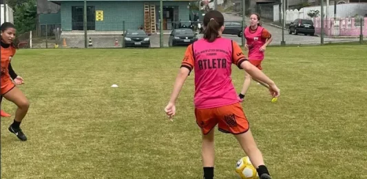 São José abre inscrições para os Jogos Escolares 2026 Atletas femininas disputam partida de futebol de campo nos Jogos Escolares 2026 em São José, promovendo esporte e integração entre estudantes