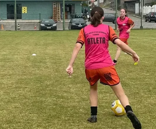 São José abre inscrições para os Jogos Escolares 2026 Atletas femininas disputam partida de futebol de campo nos Jogos Escolares 2026 em São José, promovendo esporte e integração entre estudantes