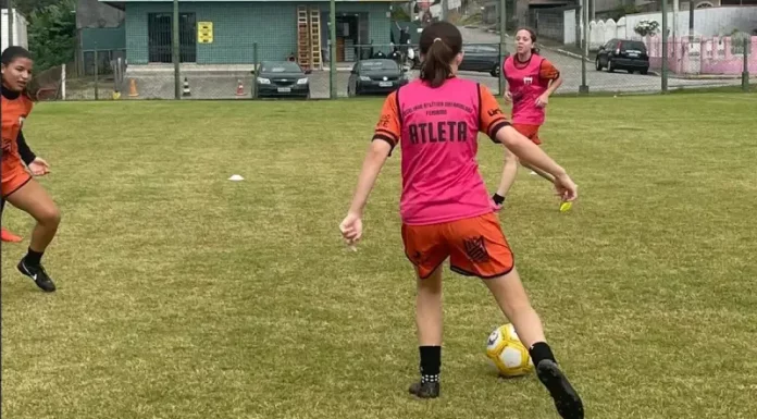 Atletas femininas disputam partida de futebol de campo nos Jogos Escolares 2026 em São José, promovendo esporte e integração entre estudantes