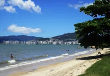 Foto mostra uma praia, simbolizando que o novo interceptor de esgoto ajuda na balneabilidade