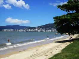 Novo interceptor de esgoto deve melhorar balneabilidade das praias continentais de Florianópolis Foto mostra uma praia, simbolizando que o novo interceptor de esgoto ajuda na balneabilidade