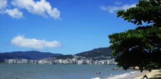 Foto mostra uma praia, simbolizando que o novo interceptor de esgoto ajuda na balneabilidade