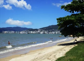 Novo interceptor de esgoto deve melhorar balneabilidade das praias continentais de Florianópolis Foto mostra uma praia, simbolizando que o novo interceptor de esgoto ajuda na balneabilidade