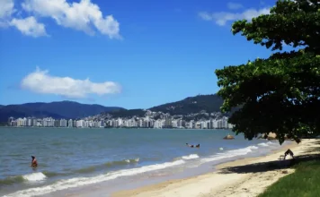 Foto mostra uma praia, simbolizando que o novo interceptor de esgoto ajuda na balneabilidade