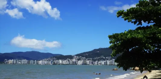 Foto mostra uma praia, simbolizando que o novo interceptor de esgoto ajuda na balneabilidade