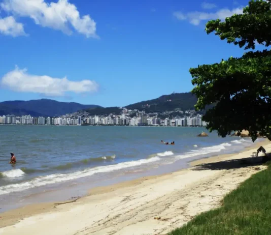 Foto mostra uma praia, simbolizando que o novo interceptor de esgoto ajuda na balneabilidade