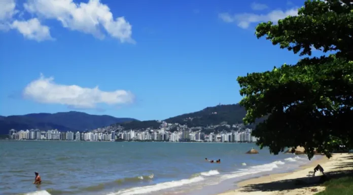 Foto mostra uma praia, simbolizando que o novo interceptor de esgoto ajuda na balneabilidade