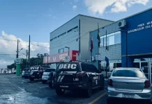 Viaturas da DEIC em frente a Prefeitura de Governador Celso Ramos, cumprindo mandatos durante a Operação Desvio de Fase