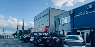 Viaturas da DEIC em frente a Prefeitura de Governador Celso Ramos, cumprindo mandatos durante a Operação Desvio de Fase