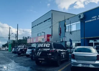 Viaturas da DEIC em frente a Prefeitura de Governador Celso Ramos, cumprindo mandatos durante a Operação Desvio de Fase