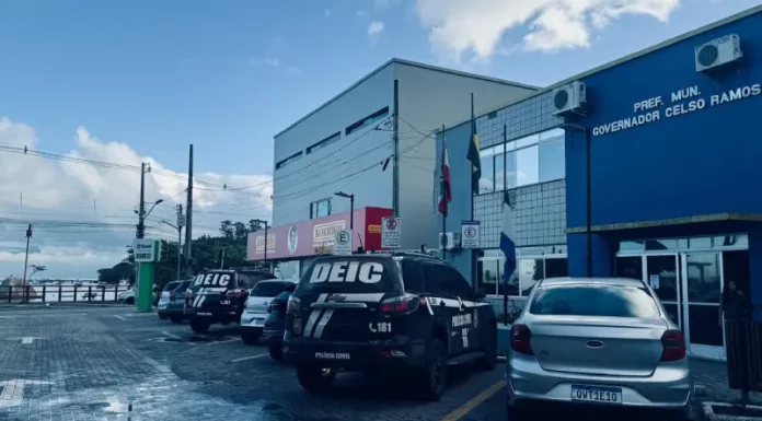 Viaturas da DEIC em frente a Prefeitura de Governador Celso Ramos, cumprindo mandatos durante a Operação Desvio de Fase