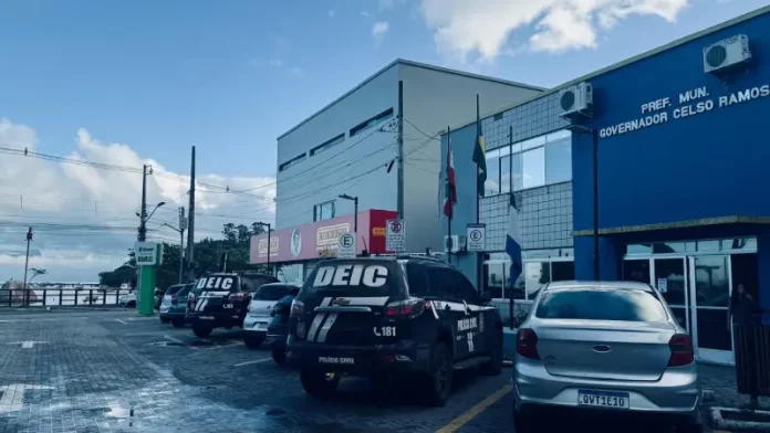 Viaturas da DEIC em frente a Prefeitura de Governador Celso Ramos, cumprindo mandatos durante a Operação Desvio de Fase