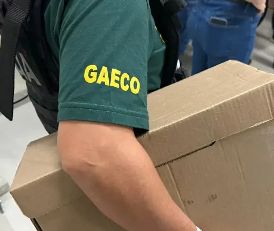 Agentes do Gaeco cumprem mandados de busca e apreensão na Operação Ubiquidade