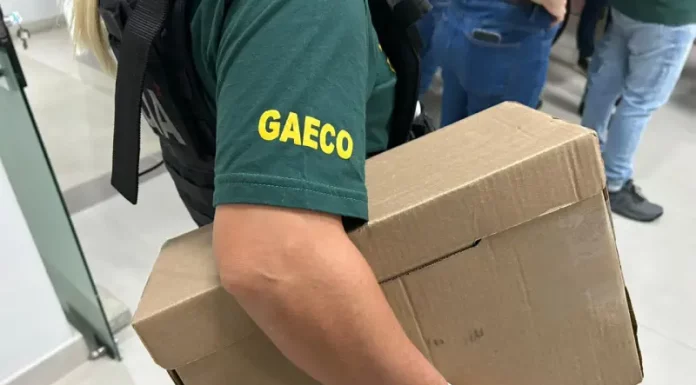 Agentes do Gaeco cumprem mandados de busca e apreensão na Operação Ubiquidade