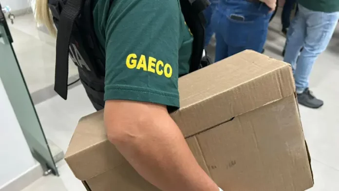 Agentes do Gaeco cumprem mandados de busca e apreensão na Operação Ubiquidade