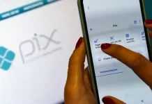 Pessoa utiliza o aplicativo do Pix em um smartphone, representando as novas regras do Pix voltadas ao reforço da segurança e ao combate a fraudes nas transações financeiras.