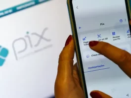 Pessoa utiliza o aplicativo do Pix em um smartphone, representando as novas regras do Pix voltadas ao reforço da segurança e ao combate a fraudes nas transações financeiras.