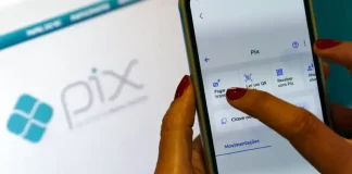 Pessoa utiliza o aplicativo do Pix em um smartphone, representando as novas regras do Pix voltadas ao reforço da segurança e ao combate a fraudes nas transações financeiras.
