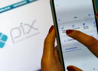 Pessoa utiliza o aplicativo do Pix em um smartphone, representando as novas regras do Pix voltadas ao reforço da segurança e ao combate a fraudes nas transações financeiras.