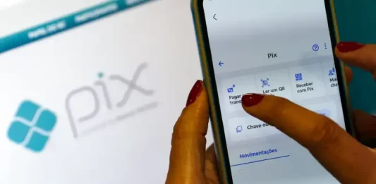 Novas regras do Pix entram em vigor e reforçam combate a fraudes Pessoa utiliza o aplicativo do Pix em um smartphone, representando as novas regras do Pix voltadas ao reforço da segurança e ao combate a fraudes nas transações financeiras.