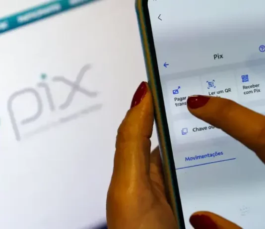 Novas regras do Pix entram em vigor e reforçam combate a fraudes Pessoa utiliza o aplicativo do Pix em um smartphone, representando as novas regras do Pix voltadas ao reforço da segurança e ao combate a fraudes nas transações financeiras.