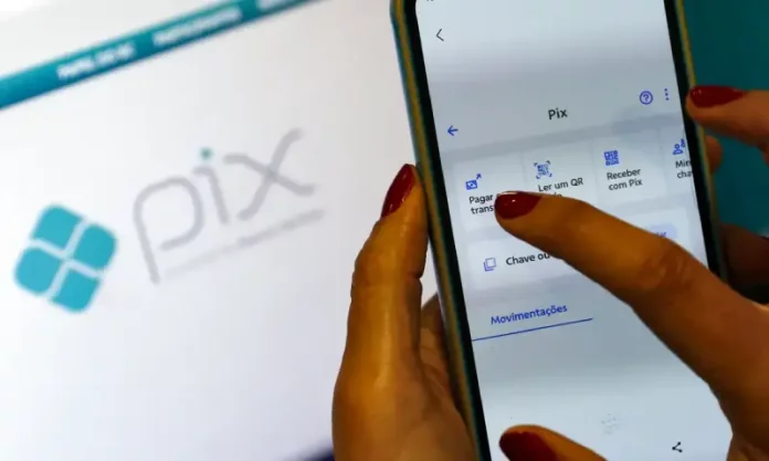 Pessoa utiliza o aplicativo do Pix em um smartphone, representando as novas regras do Pix voltadas ao reforço da segurança e ao combate a fraudes nas transações financeiras.