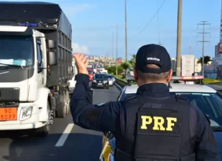 PRF registra aumento de mortes nas rodovias federais de SC durante o Carnaval Agentes da PRF em Operação Carnaval 2026