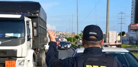 PRF registra aumento de mortes nas rodovias federais de SC durante o Carnaval Agentes da PRF em Operação Carnaval 2026