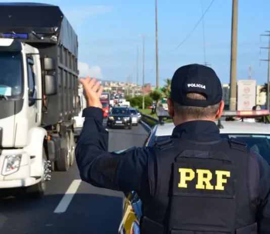 PRF registra aumento de mortes nas rodovias federais de SC durante o Carnaval Agentes da PRF em Operação Carnaval 2026