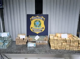 PRF apreende R$ 2 milhões escondidos em carro na BR-101, no Norte de SC Dinheiro em espécie apreendido em ocorrência na BR-101 organizado sobre mesa, durante ação em que a PRF apreende R$ 2 milhões na rodovia.