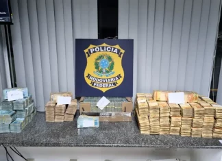 PRF apreende R$ 2 milhões escondidos em carro na BR-101, no Norte de SC Dinheiro em espécie apreendido em ocorrência na BR-101 organizado sobre mesa, durante ação em que a PRF apreende R$ 2 milhões na rodovia.
