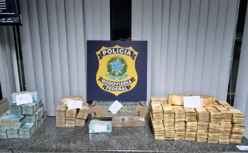 PRF apreende R$ 2 milhões escondidos em carro na BR-101, no Norte de SC Dinheiro em espécie apreendido em ocorrência na BR-101 organizado sobre mesa, durante ação em que a PRF apreende R$ 2 milhões na rodovia.