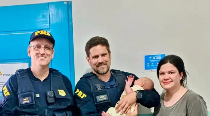 PRF salva bebê de 50 dias que se engasgou na BR-101, em Barra Velha Policiais rodoviários seguram bebê ao lado da mãe após PRF salvar bebê engasgada na BR-101, em Barra Velha (SC).