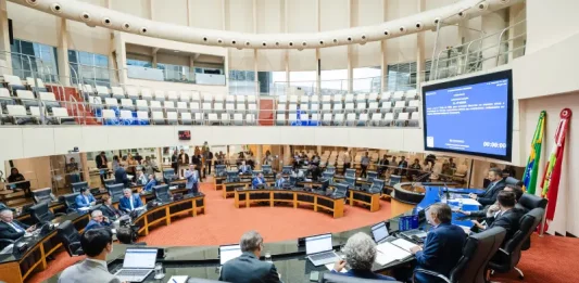 Alesc aprova projeto que concede desconto no IPVA a bons motoristas Plenário da Alesc onde deputados aprovaram Projeto de Desconto no IPVA