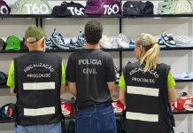 Agentes da Polícia Civil e do Procon realizando busca em lojas com produtos piratas