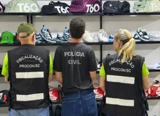 Polícia Civil apreende R$ 2,3 milhões em produtos piratas em Santa Catarina Agentes da Polícia Civil e do Procon realizando busca em lojas com produtos piratas