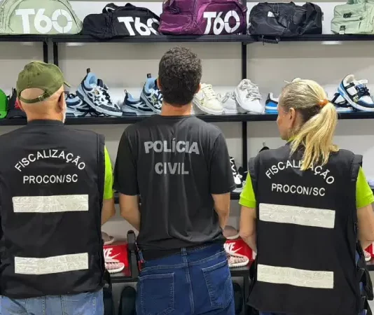 Agentes da Polícia Civil e do Procon realizando busca em lojas com produtos piratas