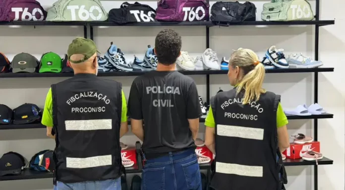 Polícia Civil apreende R$ 2,3 milhões em produtos piratas em Santa Catarina Agentes da Polícia Civil e do Procon realizando busca em lojas com produtos piratas