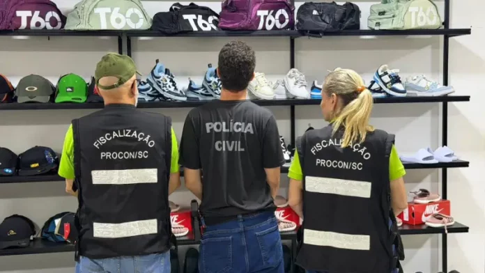 Agentes da Polícia Civil e do Procon realizando busca em lojas com produtos piratas