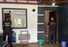 Polícia Federal desmonta esquema de fraudes bancárias no Norte de Santa Catarina Dois agentes da Polícia Federal cumprem mandados durante operação contra fraudes bancárias SC em residência
