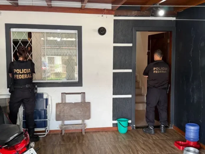 Polícia Federal investigando Fraudes Bancárias Dois agentes da Polícia Federal cumprem mandados durante operação contra fraudes bancárias SC em residência